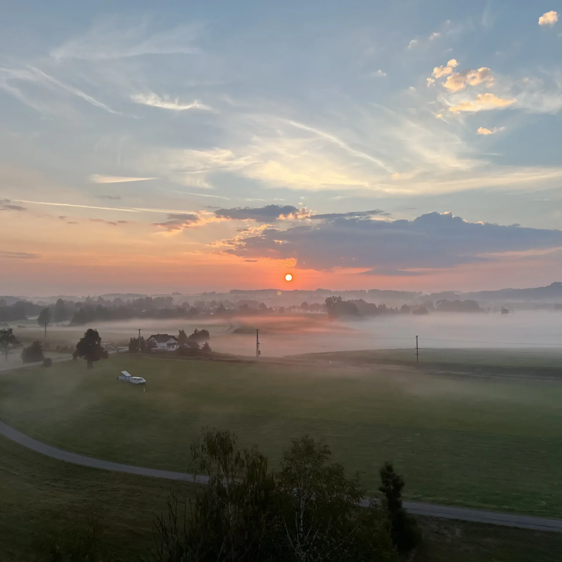 Sonnenaufgang im Allgäu über dem Nebel